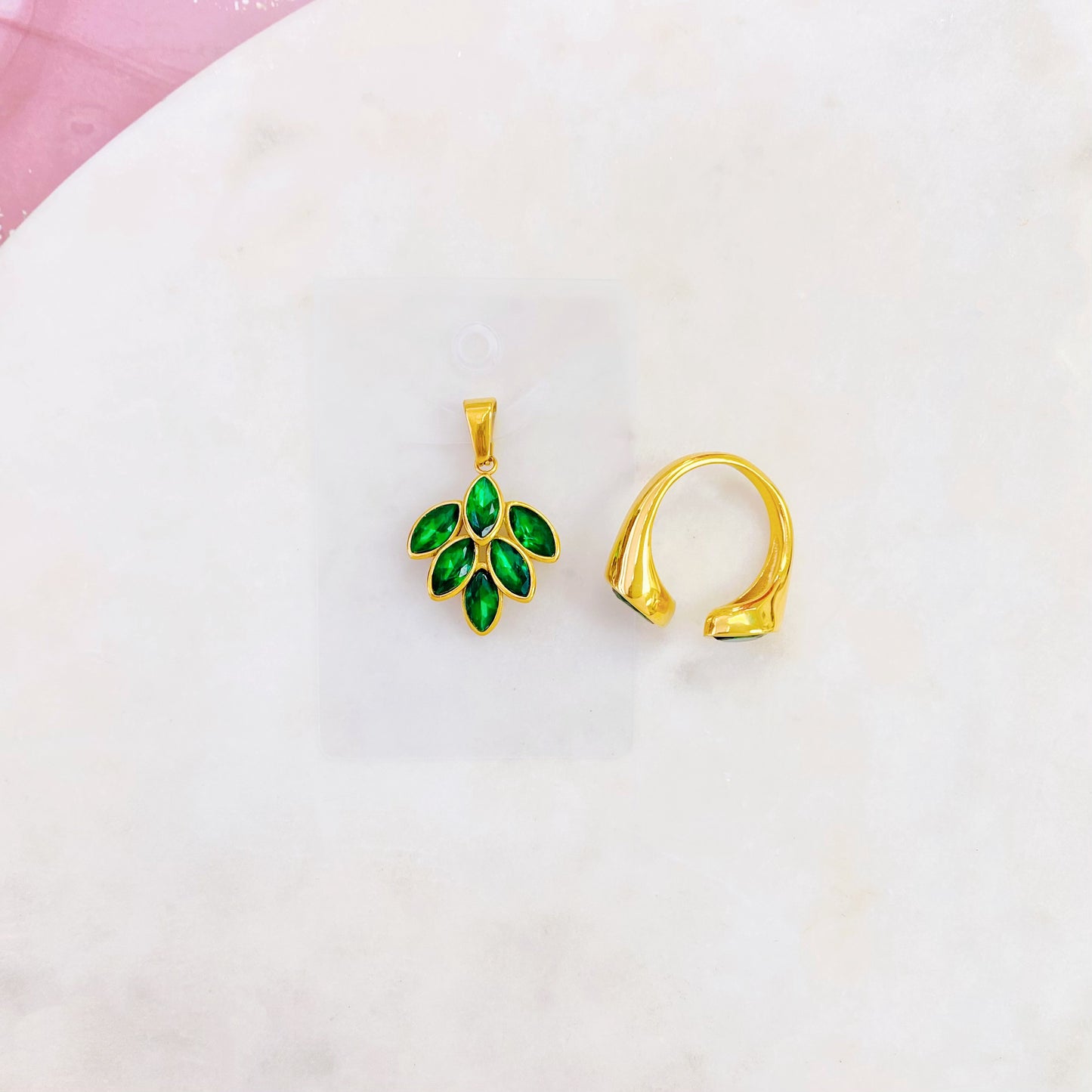 8P-221BG GREEN PAVO TALE CHARM